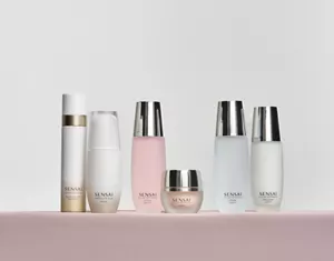 Produkte für die Doppel-Befeuchtung von Cellular Performance und Absolute Silk nebeneinander auf einem mauvefarbenen Tisch